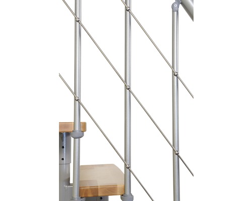 Detail einer Spindeltreppe mit Metallgeländer und Holzstufen