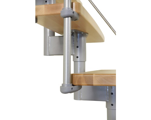 Detail einer Wendeltreppe mit Holzstufen und Metallstruktur