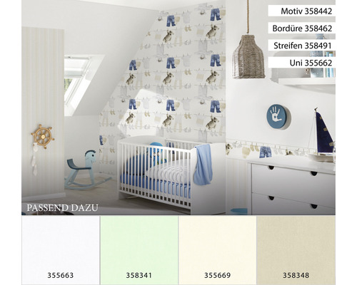 Babyzimmer mit Kinderbett, Wickelkommode und Tapete mit Tiermotiven