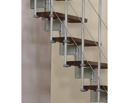 Vue détaillée d''un escalier en colimaçon avec marches en bois et garde-corps en métal