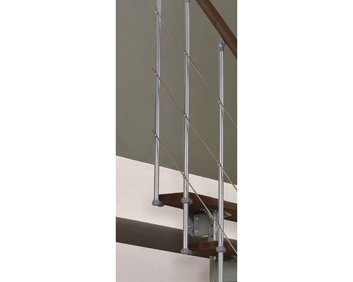 Vue détaillée d''une balustrade d''escalier avec des câbles en acier inoxydable et des poteaux en métal