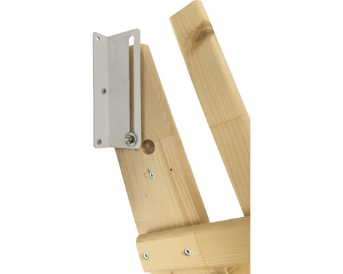 Vue détaillée d''une construction en bois avec un équerre métallique pour la fixation.