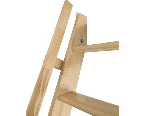 Vue détaillée d''une chaise haute en bois avec repose-pieds réglables