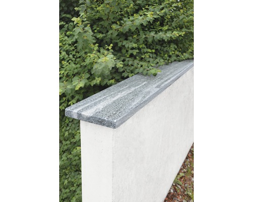 Pilier de clôture en béton avec revêtement en granit