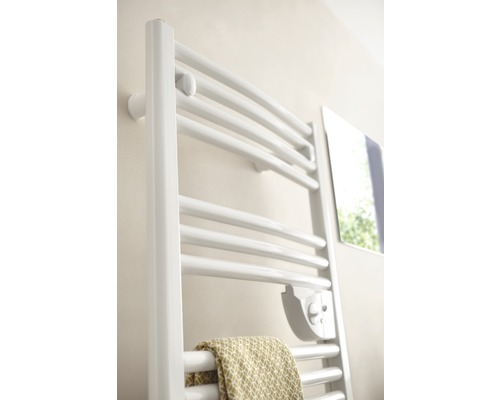 Sèche-serviettes blanc dans une salle de bain.