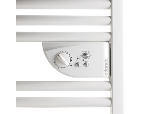 Vue détaillée d''un thermostat de radiateur sur un radiateur sèche-serviettes