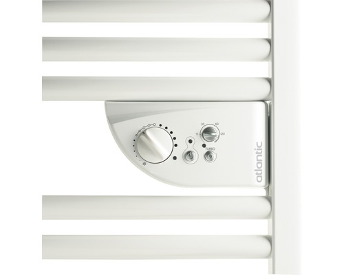 Gros plan d''un sèche-serviettes blanc avec commandes et logo Atlantic