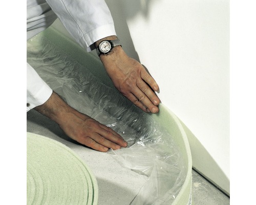 Une personne déroule un isolant phonique