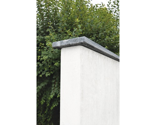 Mauerabdeckung aus Granit auf einer Gartenmauer