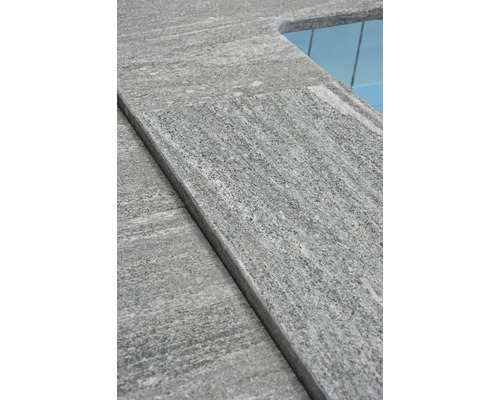 Margelles de piscine grises en pierre