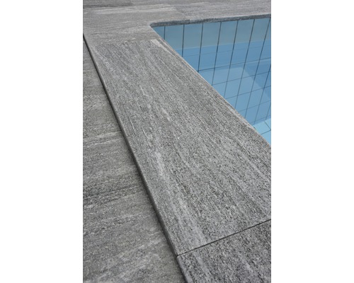 Gros plan de pierres de bordure de piscine grises