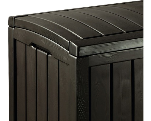 Detailansicht einer Gartentruhe aus Kunststoff mit Holzoptik