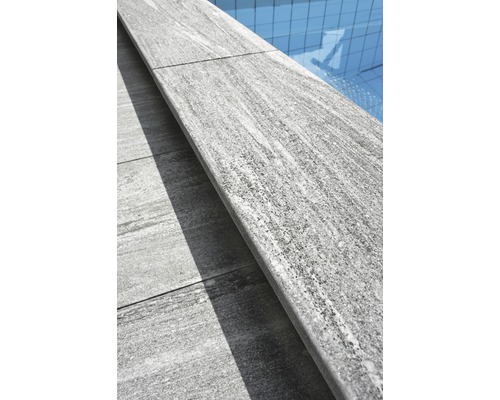 Gros plan de margelles de piscine en pierre