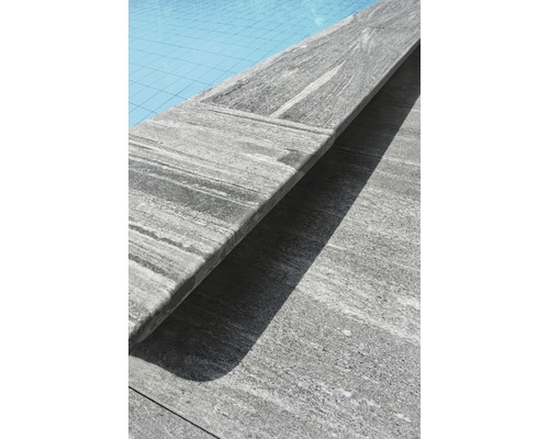 Bordure de piscine en pierre naturelle avec bassin