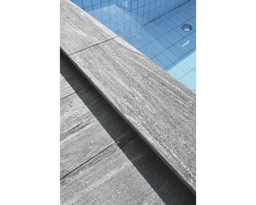 Gros plan de margelles de piscine en pierre au bord d''une piscine