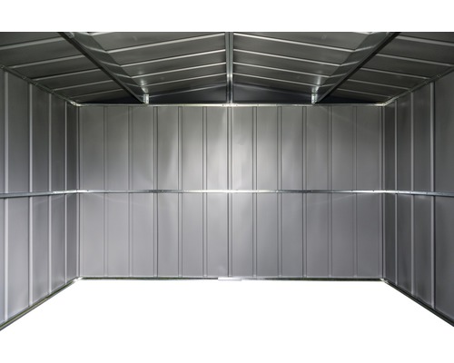 Innenansicht eines Gerätehauses aus Metall