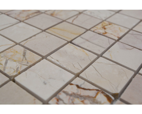 Gros plan de carreaux de mosaïque carrés en marbre