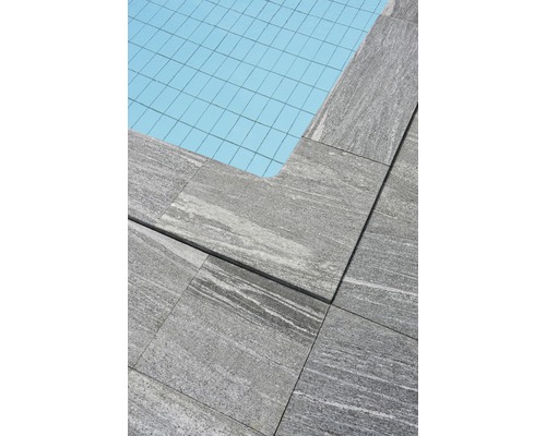 Detailansicht von grauen Terrassenplatten am Pool