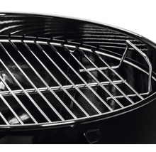 Grille de barbecue en métal dans un barbecue boule