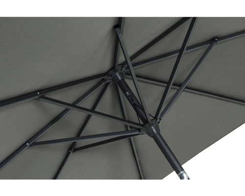 Detailansicht des Gestells eines Sonnenschirms