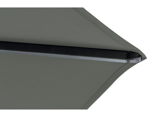 Vue détaillée d''un parasol avec armature métallique et revêtement en tissu