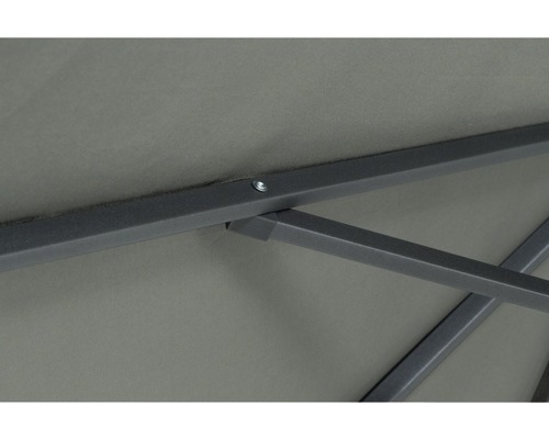 Gros plan sur le cadre métallique et la bâche de toit d''un pavillon de jardin.