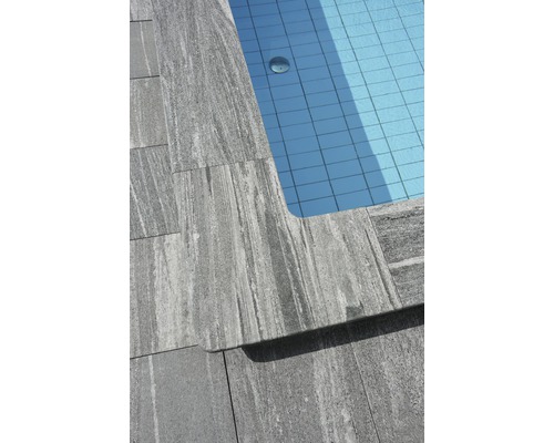 Detailansicht eines Schwimmbeckens mit Beckenrandsteinen aus Naturstein