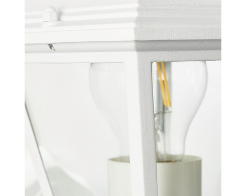 Detailaufnahme einer weissen Aussenleuchte mit Glühbirne