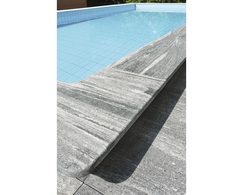 Nahaufnahme von Beckenrandsteinen an einem Pool