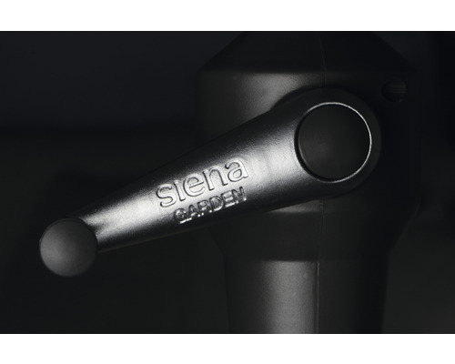 Gros plan du logo Siena Garden sur un meuble de jardin.