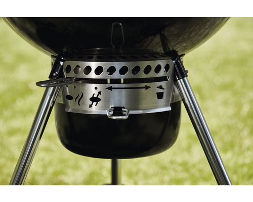 Detailansicht eines Holzkohlegrills mit einstellbarer Luftzufuhr