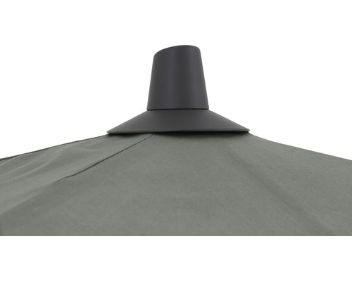 Gros plan d''un parasol de jardin avec revêtement en tissu et fixation