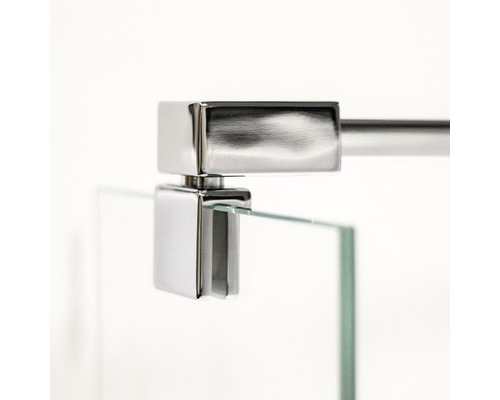 Vue détaillée d''une ferrure de cabine de douche avec barre de maintien