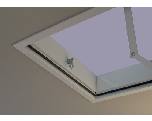 Vue détaillée d''une fenêtre de grenier avec cadre et ferrures