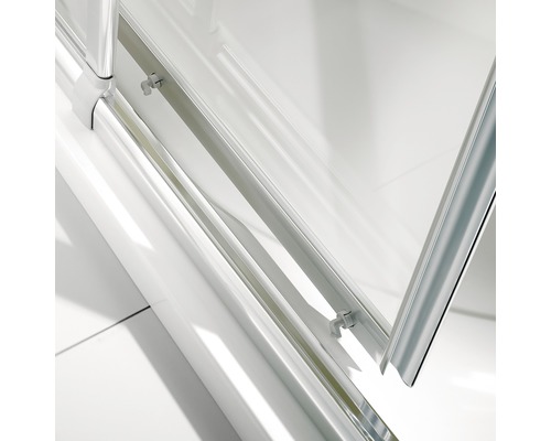 Détail d''une cabine de douche avec verre transparent et ferrures argentées