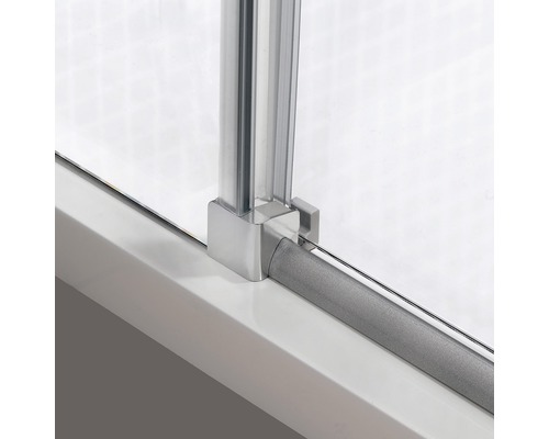 Detail einer Duschkabine mit Aluminiumprofil und Dichtung
