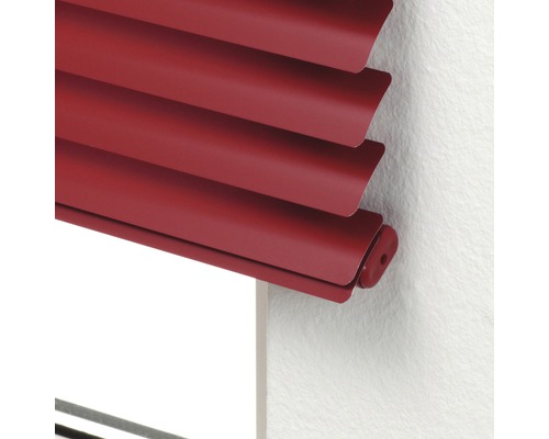 Nahaufnahme einer roten Jalousie am Fenster