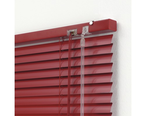 Detailansicht einer roten Jalousie mit Zugschnüren