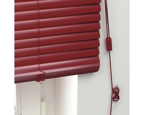 Detailaufnahme einer Jalousie mit Zugschnur