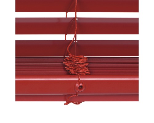 Detailaufnahme einer horizontalen Jalousie mit Zugschnur