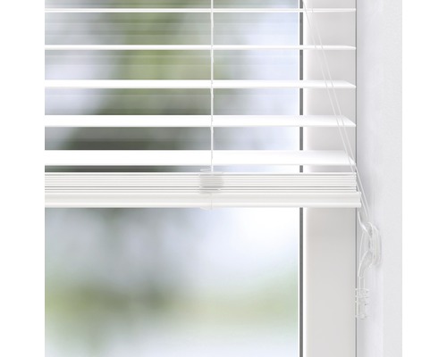 Weisse Jalousie vor einem Fenster zur Lichtsteuerung
