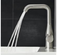 Wasserhahn aus Edelstahl mit fließendem Wasser