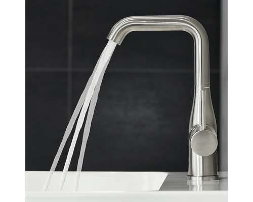 Wasserhahn aus Edelstahl mit fließendem Wasser