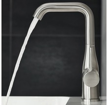 Wasserhahn aus Metall mit fließendem Wasser