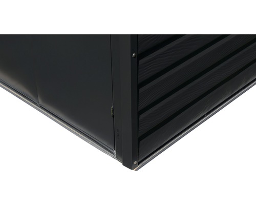 Vue détaillée d''un abri de jardin avec des éléments en bois et un cadre métallique