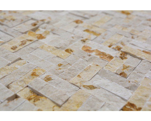 Mosaik aus Naturstein im Fischgrätmuster