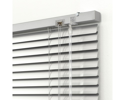 Aluminium Jalousie mit Zugschnüren zur Lichtregulierung