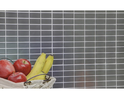 Graue Mosaikfliese mit Obstkorb