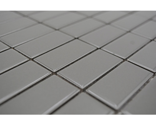 Graue rechteckige Fliesen im Mosaikmuster