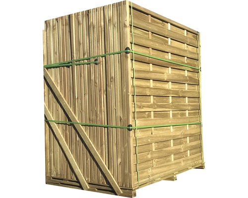 Éléments de clôture en bois emballés sur une palette